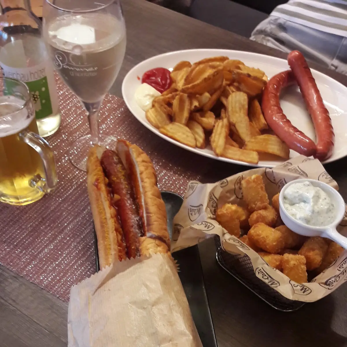 Frankfurter Mit Kartoffelpommes Käse-bosna Und Mozzarella Sticks