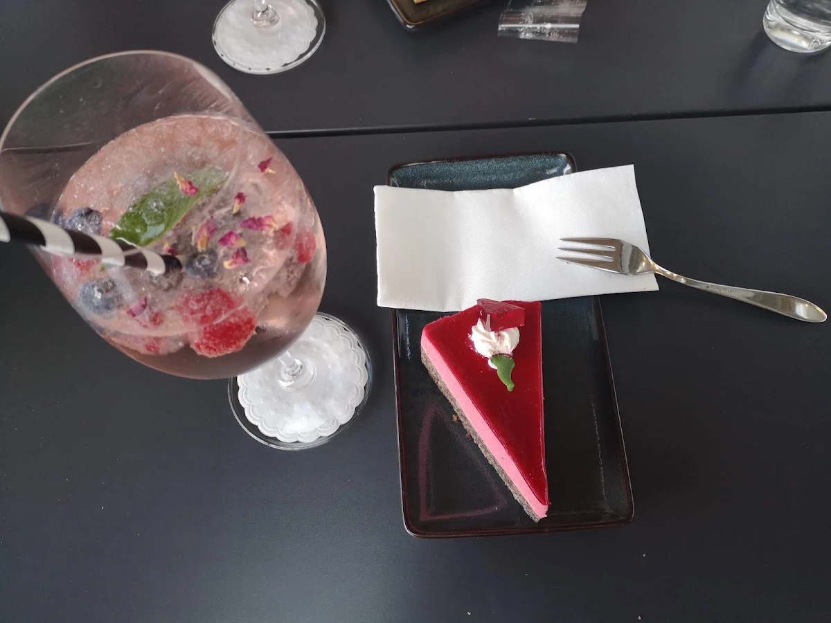 Lillet Mit Mohnhimbeertorte