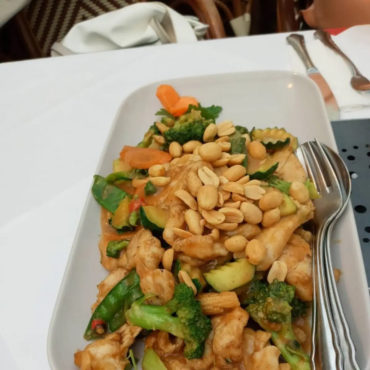 Spicy Chicken Mit Erdnusssahne Sosse Und Koriander