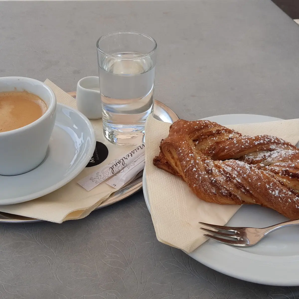 Kaffee Und Nussstritzel