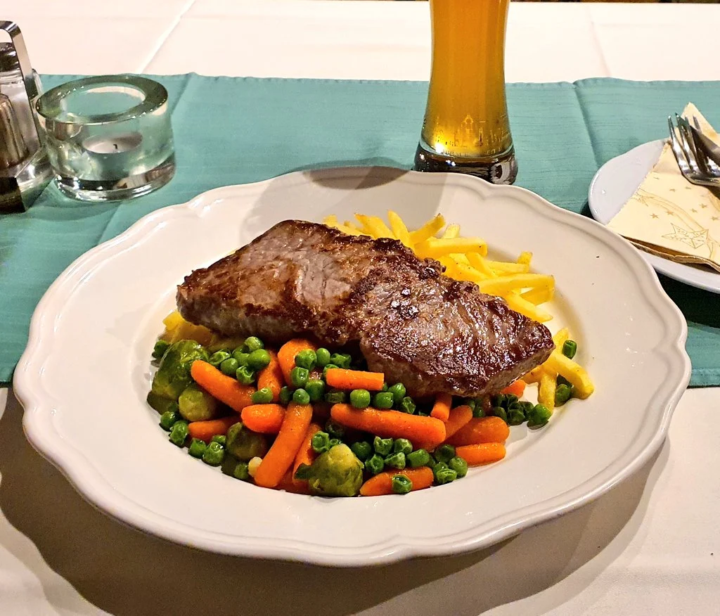 Steak Mit Pommes Und Gemüse