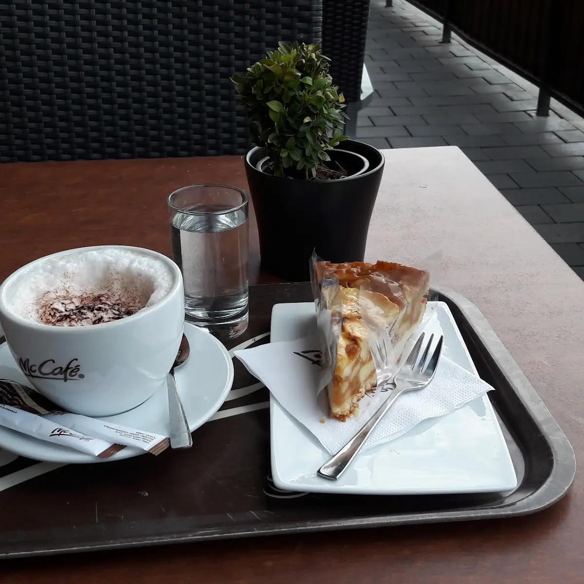 Cappuccino Mit Apfelkuchen