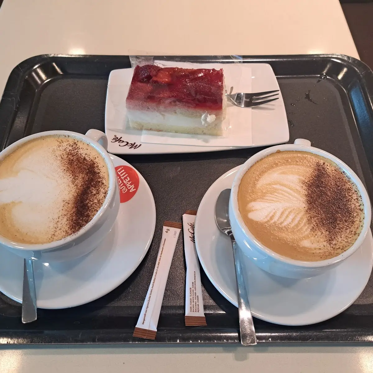 Cappuccino Mit Erdbeerschnitte