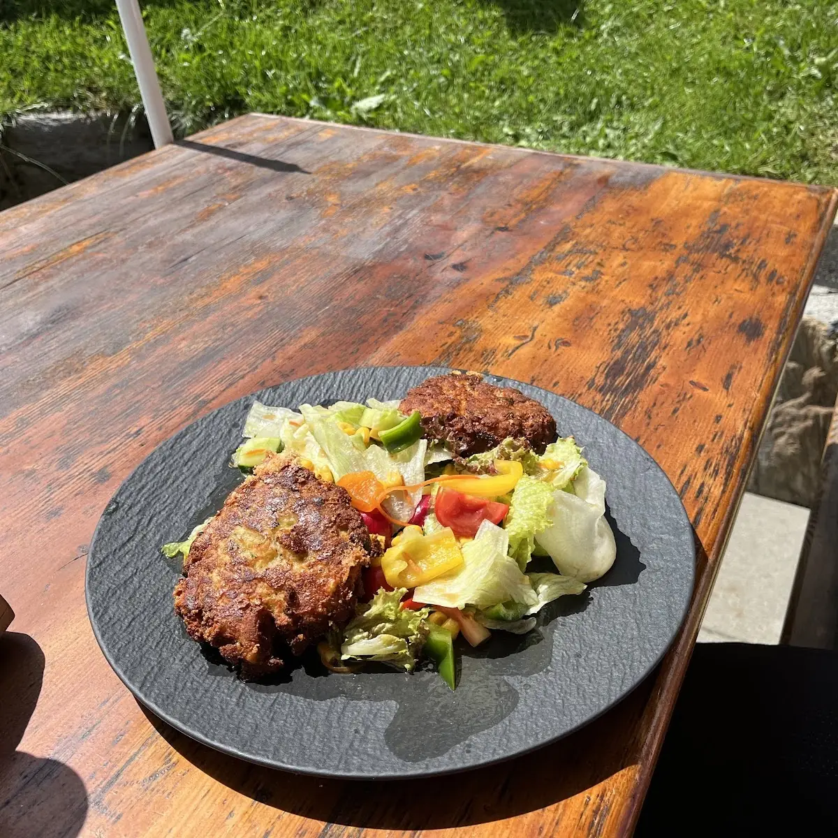 Kaspressknödl Auf Salat