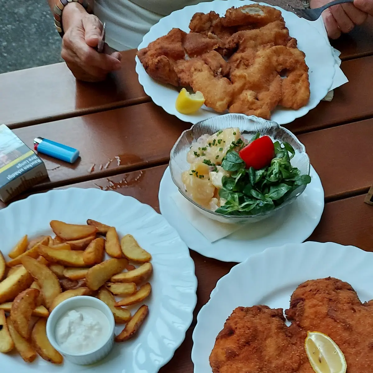 Wiener Schnitzel Vom Schwein Mit Gemischtes Salat