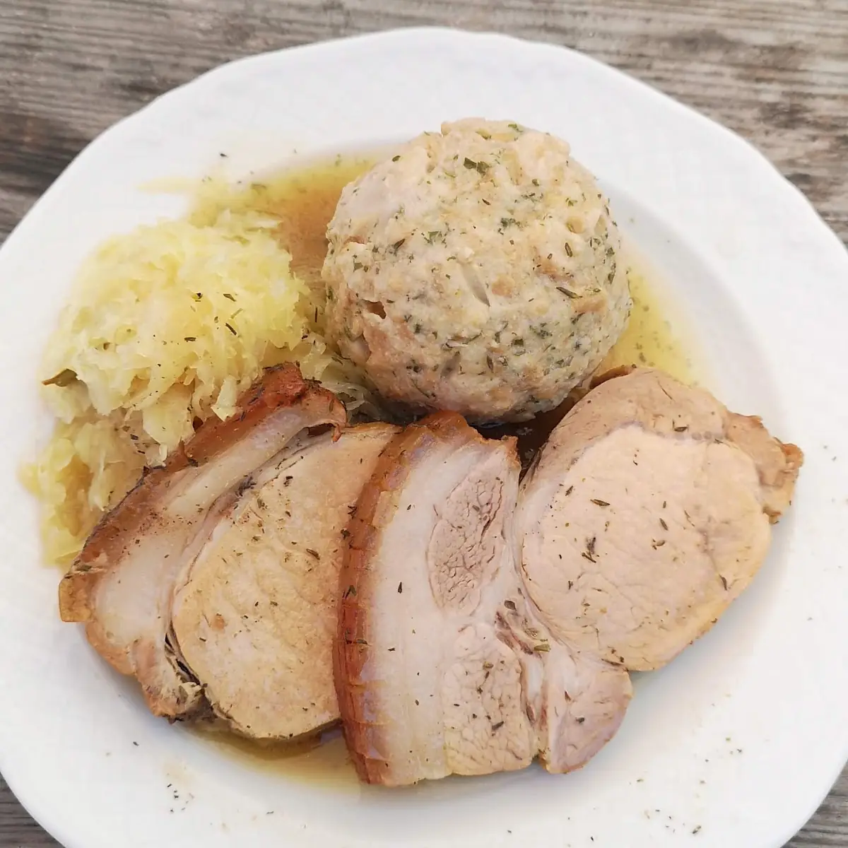 Schweinsbraten Mit Sauerkraut Und Knödel