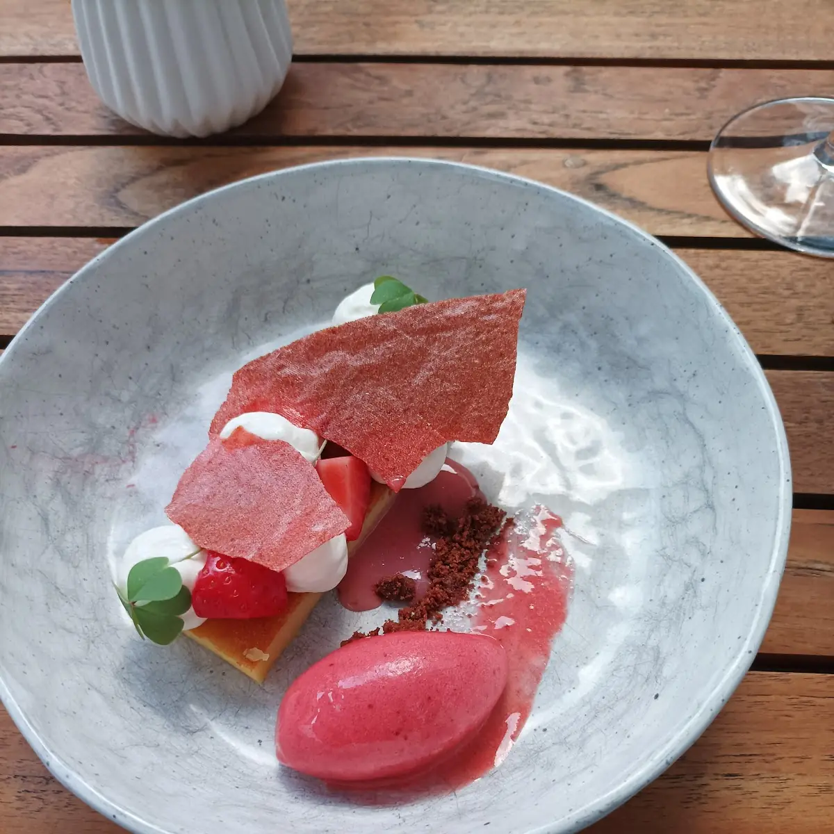 Weiße Schokolade Erdbeere Croumble Und Oxalis
