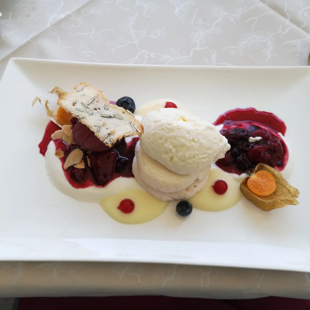Nachspeise Eis Mit Früchte, Restaurant & Hotel Waldesruh