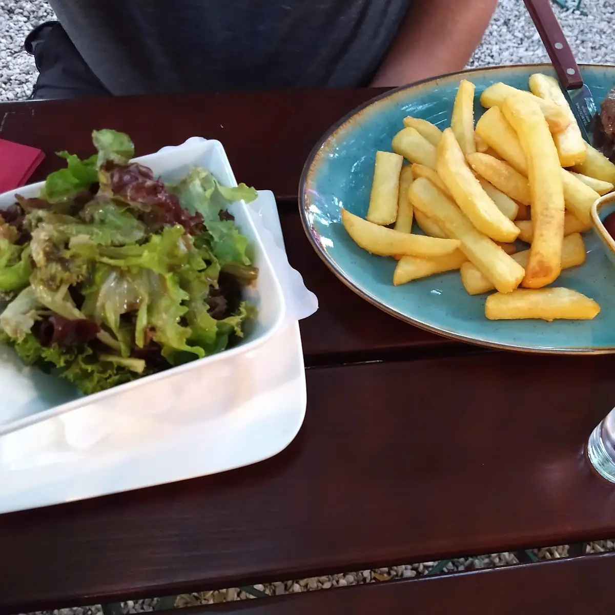 Steak Medium Gebakken Met Friet En Salade