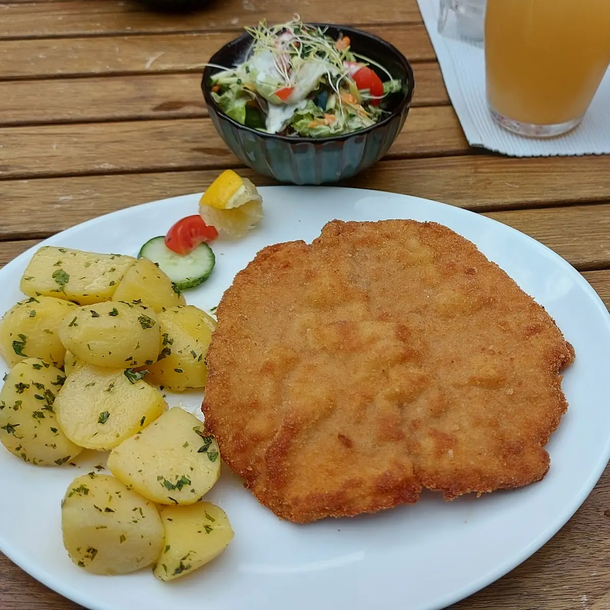 Schnitzel Vom Strohsau Kartoffeln Und Salat