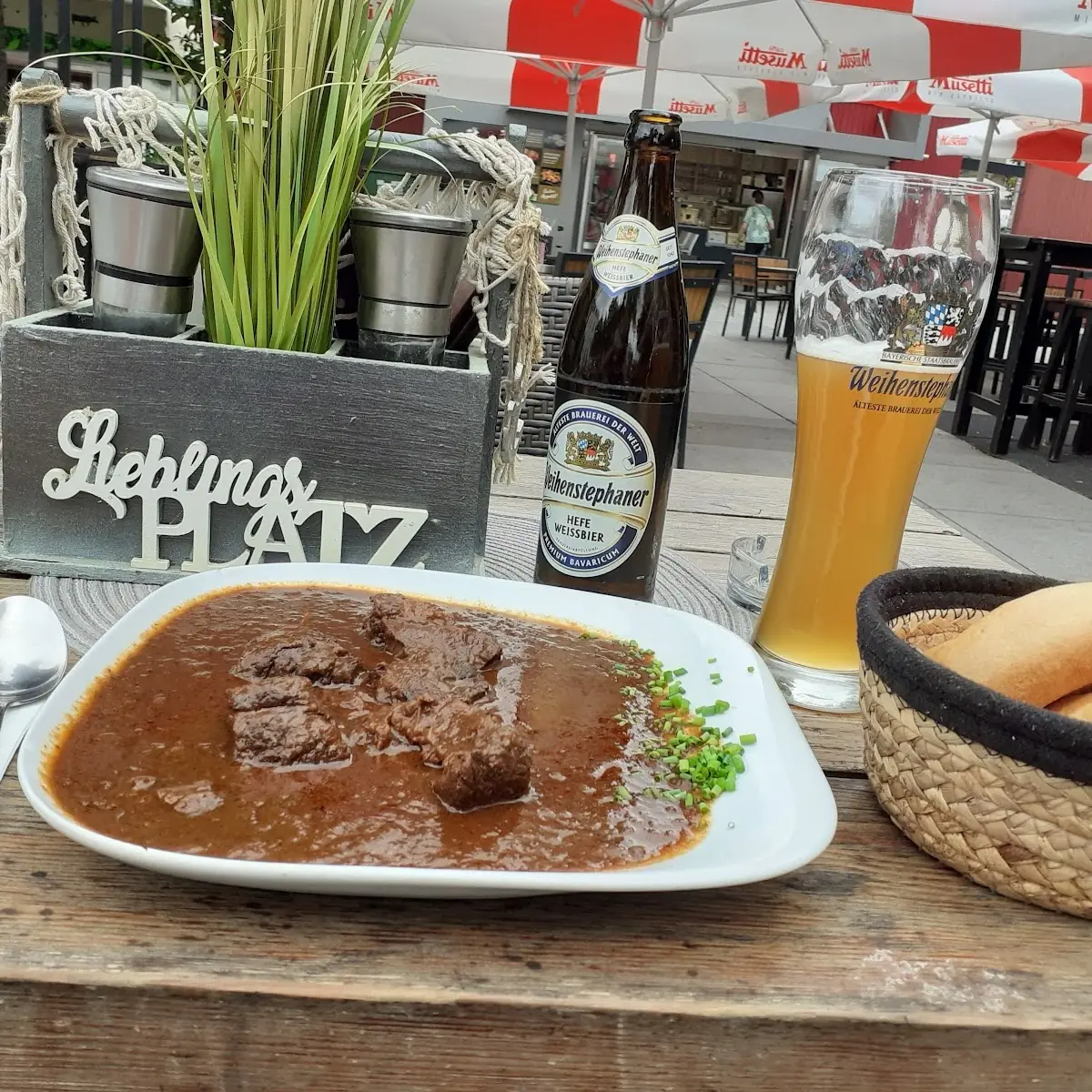 Grosses Gulasch Mit 2 Semmeln Und Weihenstephaner Spitze Kann Ich Empfehlen