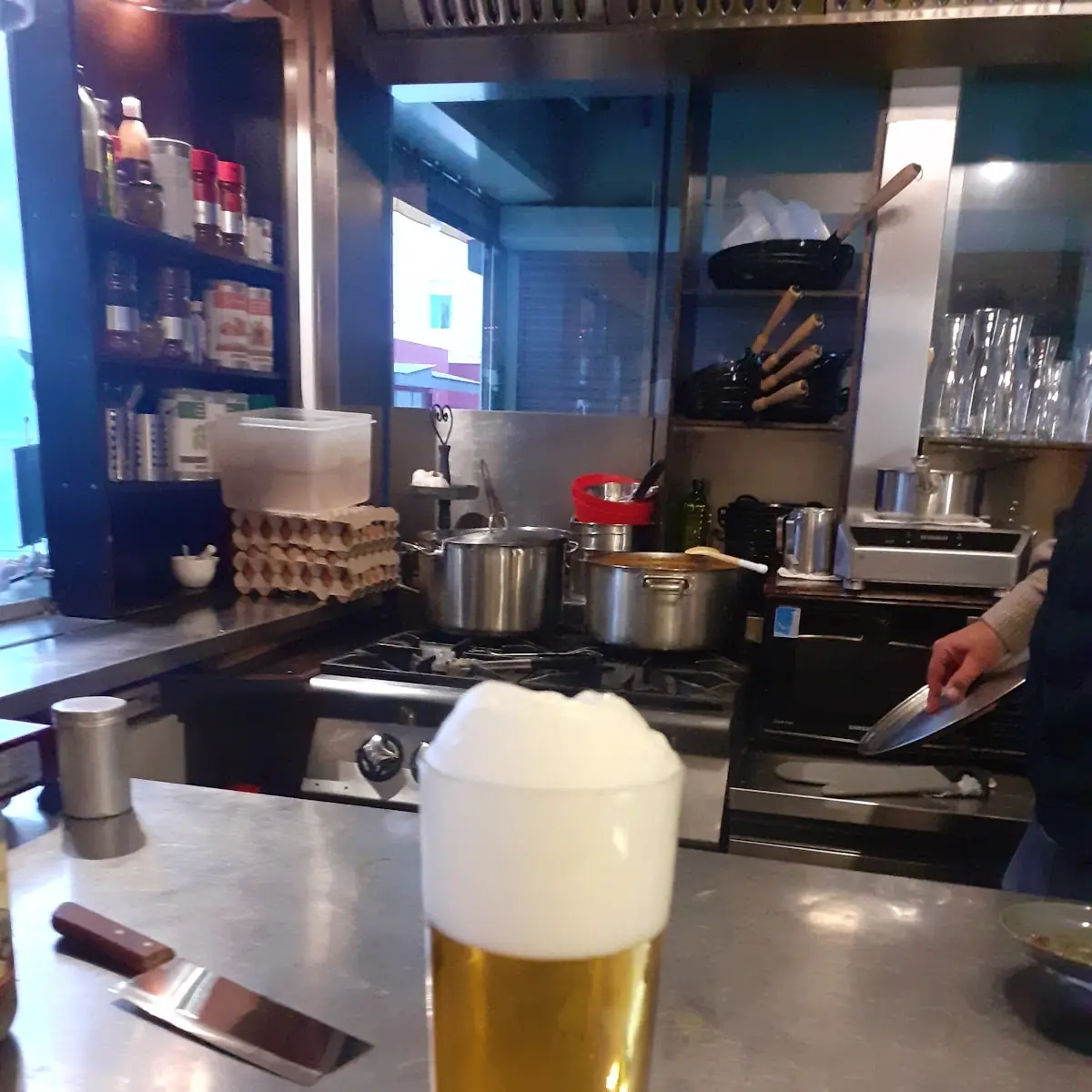 Sehr Schön Gezapftes Punti Märzen Und Dahinter Ein Frisch Gekochtes Gulasch Mit Hand Von Berni