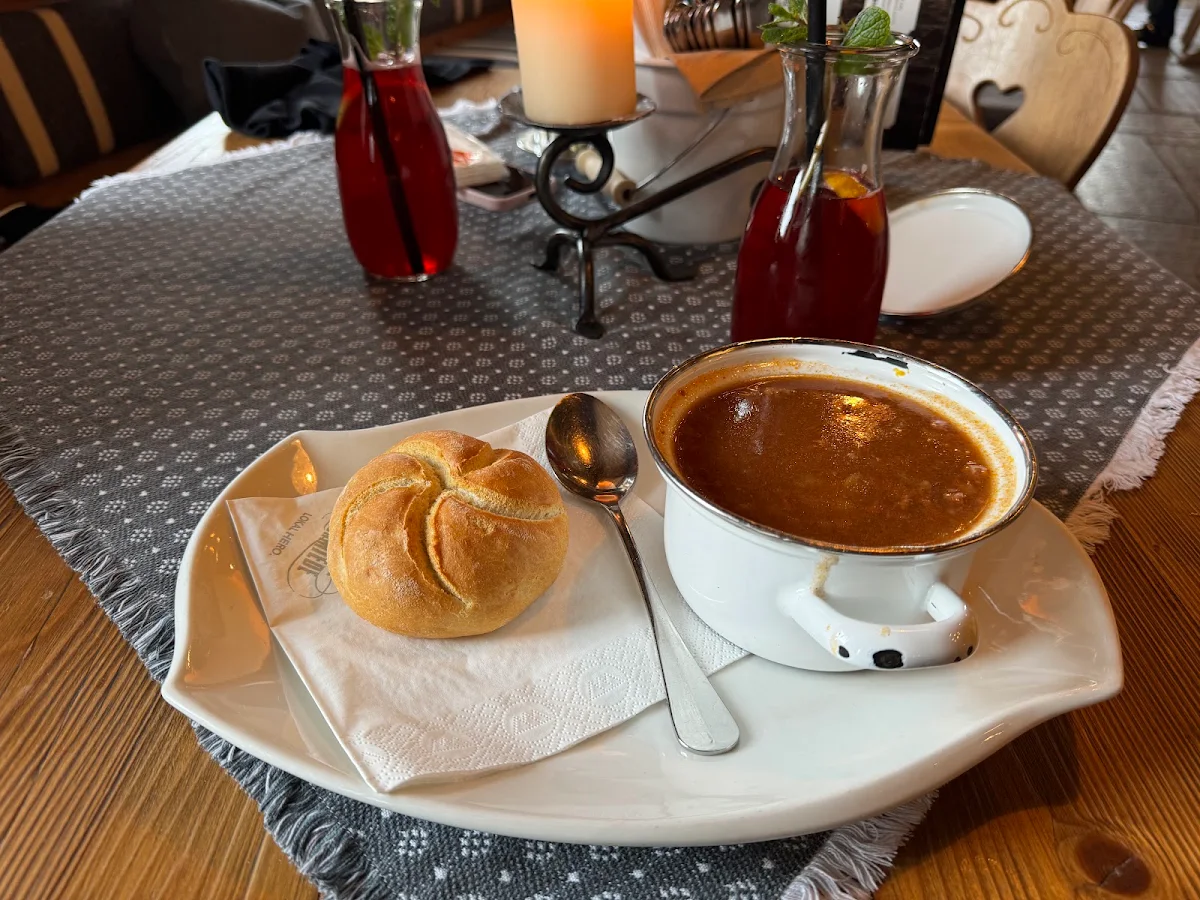 Hausgemachte Gulaschsuppe