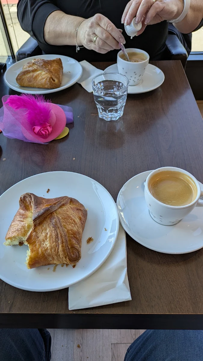 Topfengolatsche Und Kaffe