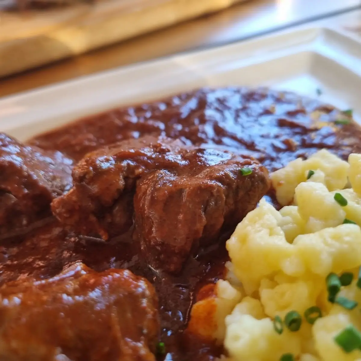 Rindsgulasch Mit Nockerln