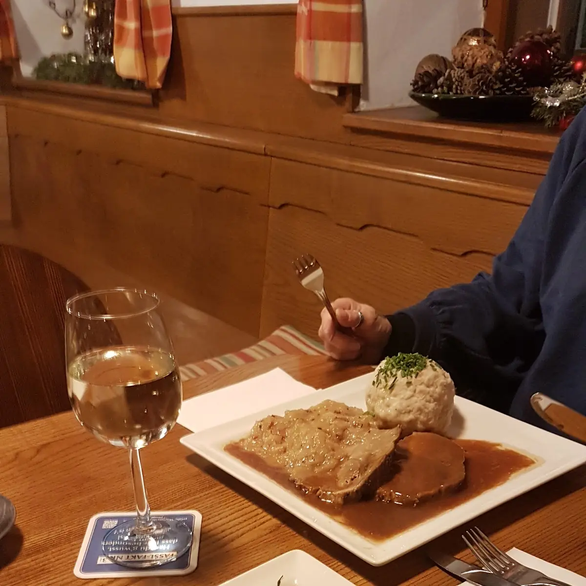 Schweinsbraten Mit Serviettenknödel Und Sauerkraut