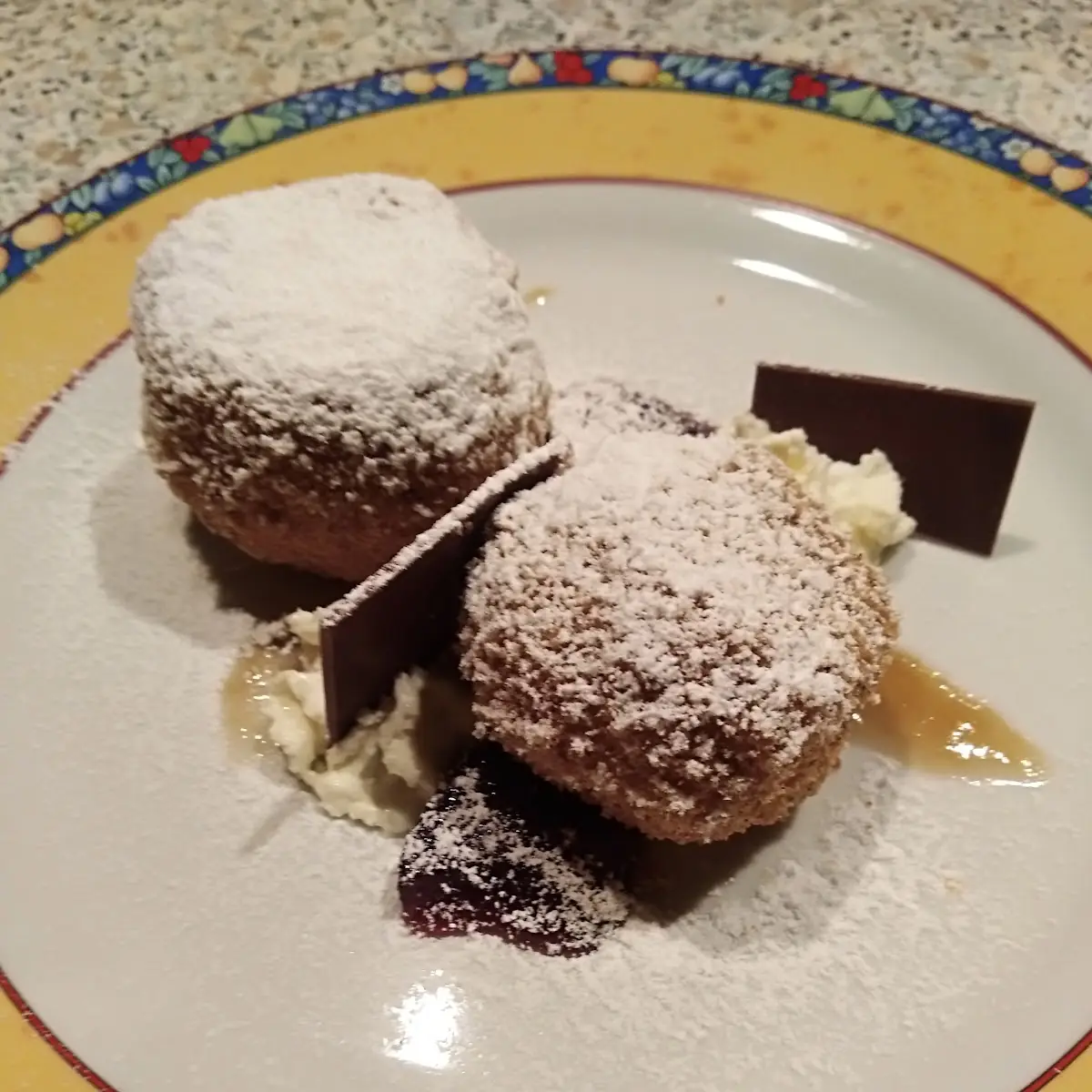 Topfen-nougatknödel Auf Fruchtmark