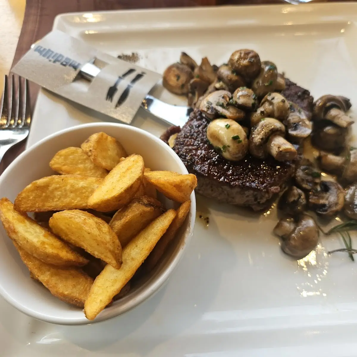 Long Horn Outback-steak Mit Gebratenen Pilzen Und Potato Wedges