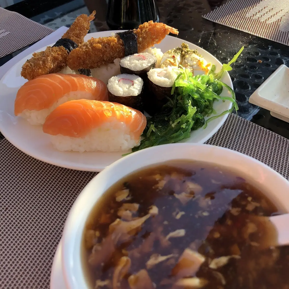 Pikant Säuerliche Suppe Und Sushi Maki Mix