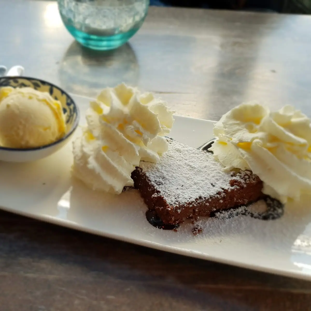 Schoko Mandel Dattelkuchen Mit Vanille Eis Und Sahne