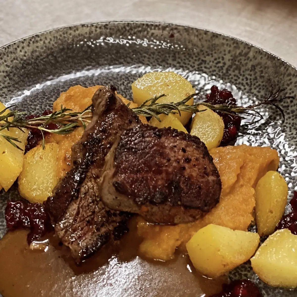 Hirschrücken Medaillons Vom Grill Auf Pilzsoße Und Rosmarinerdäpfel