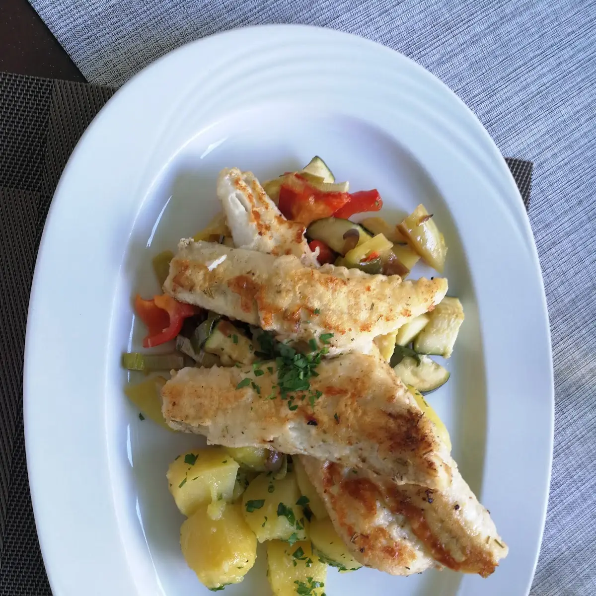 Zander Gegrillt Mit Petersilienkartofel Und Gemüse