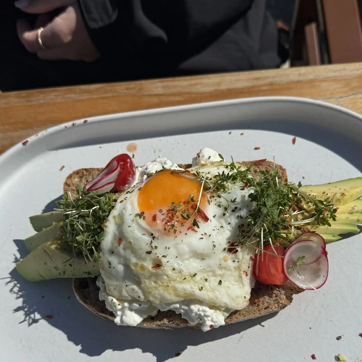 Frühstück Sauerteigbrot Mit Cottage Cheese Und Avocado