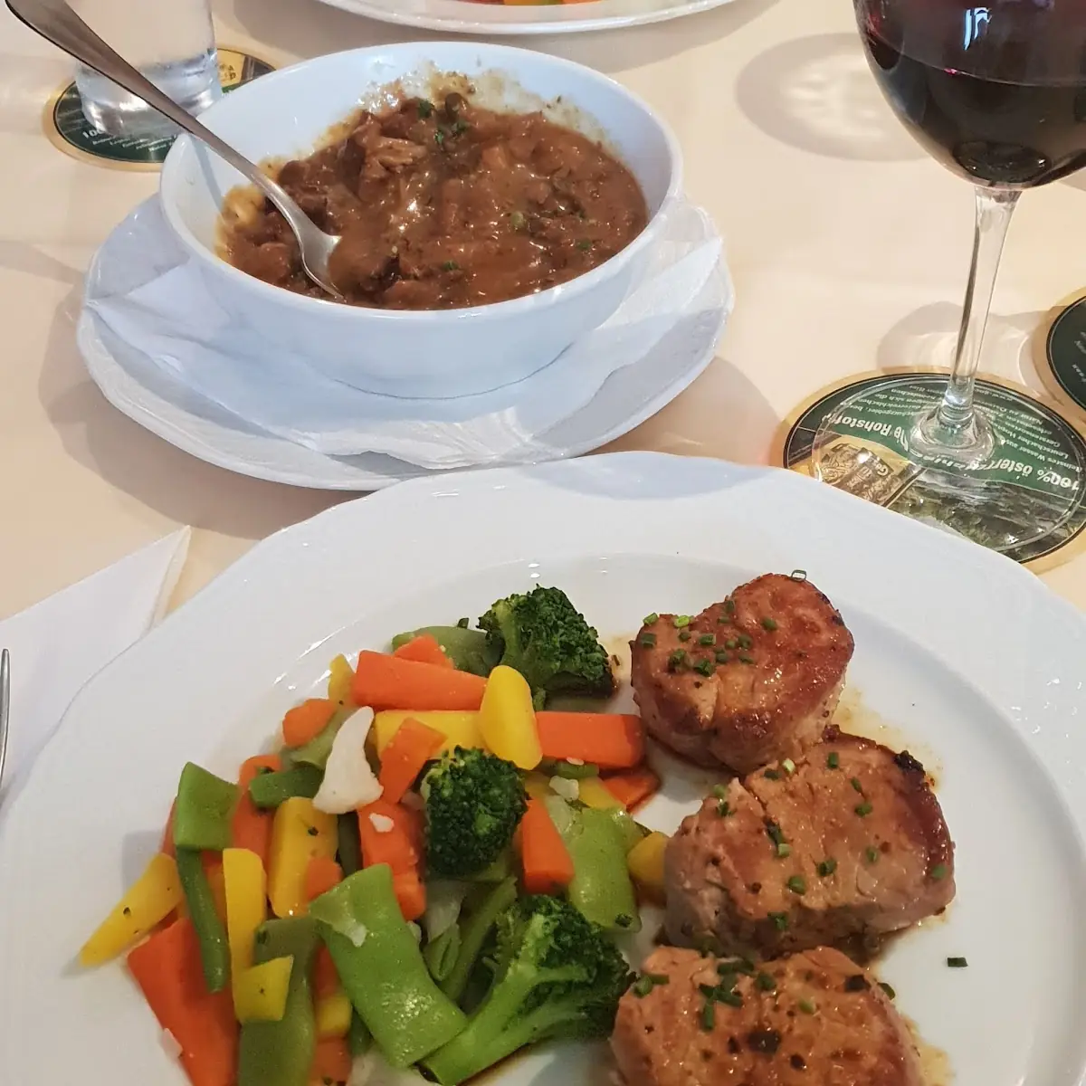 Schweinefile Mit Eierschwemmeln Und Gemüse