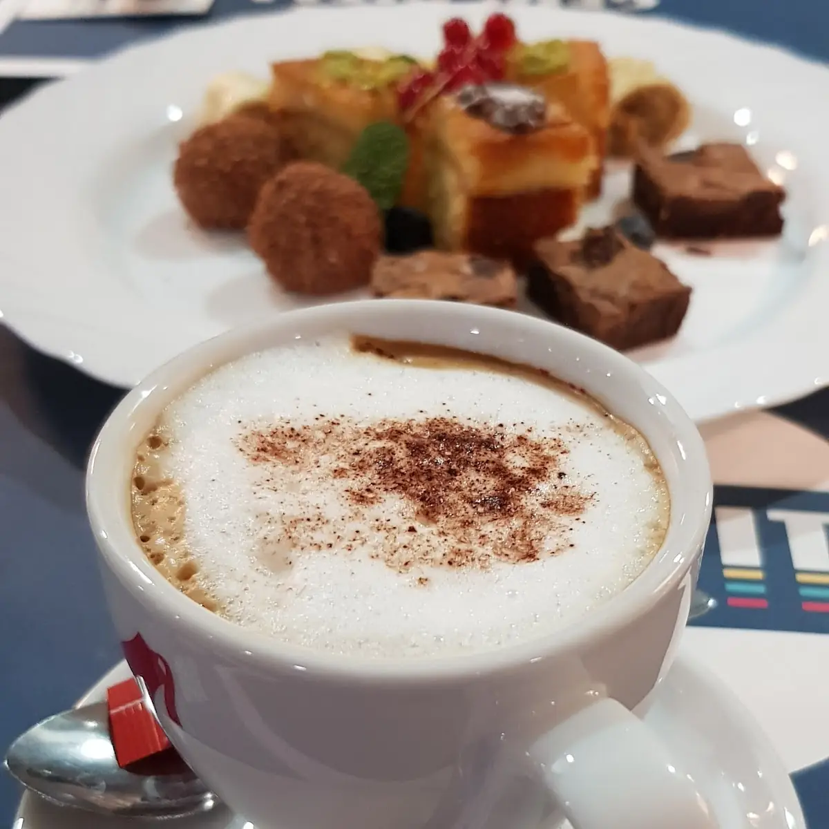 Cappuccino Mit Gemischtem Nachspeisenteller