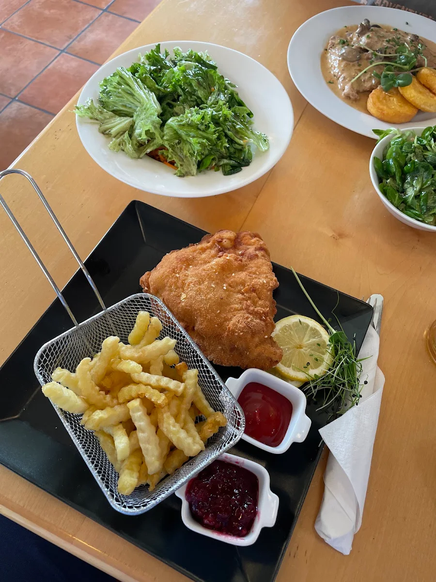 Gorden Bleu Vom Schwein Mit Pommes Und Preiselbeeren