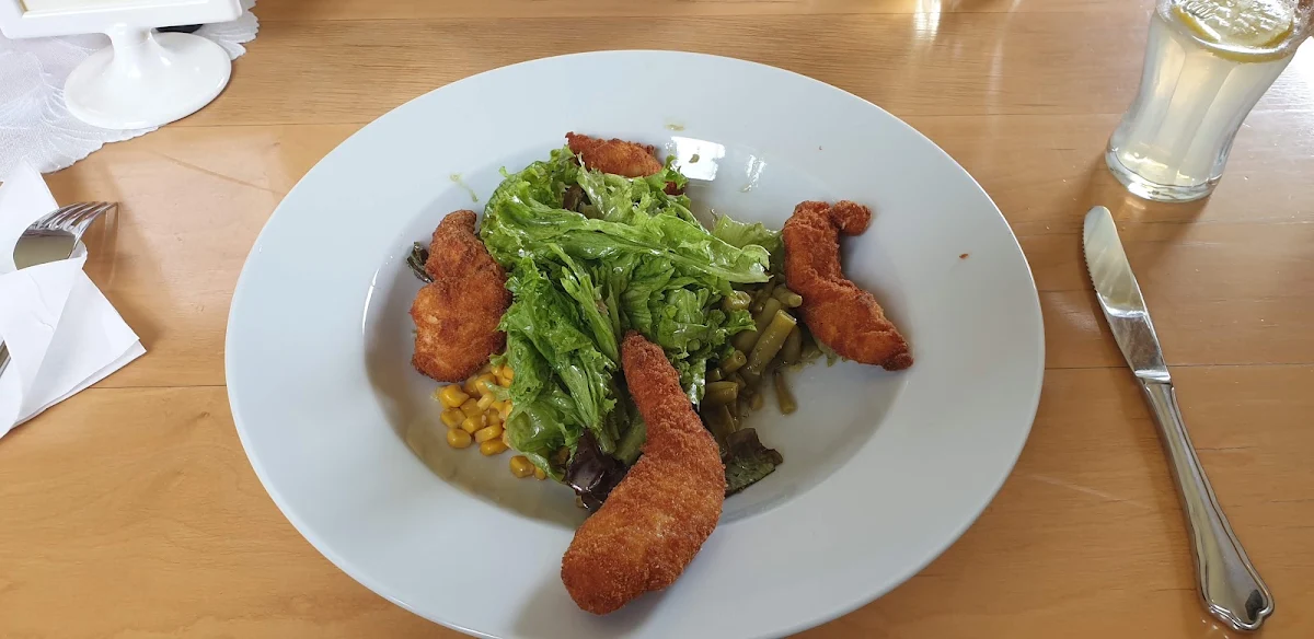 Mittagsmenü Backhendlsalat