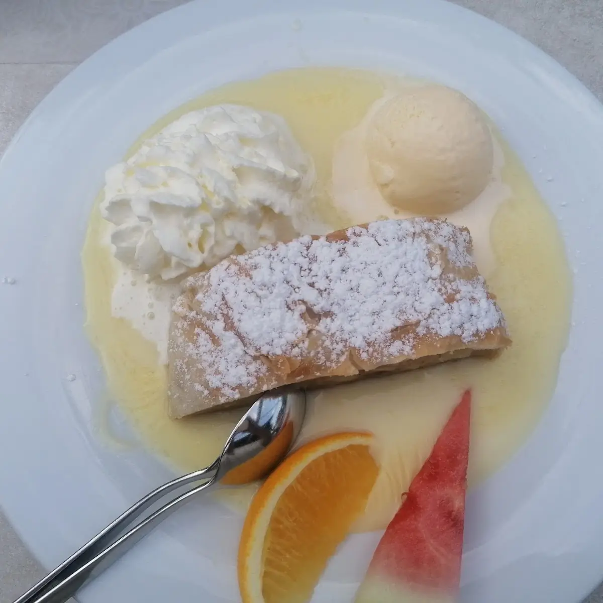 Apfelstrudel Mit Eis