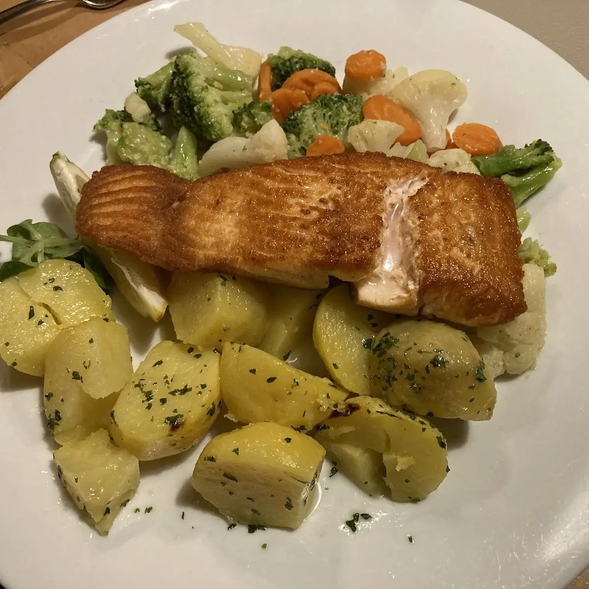 Gegrillter Lachs Mit Gemüse Und Kartoffeln