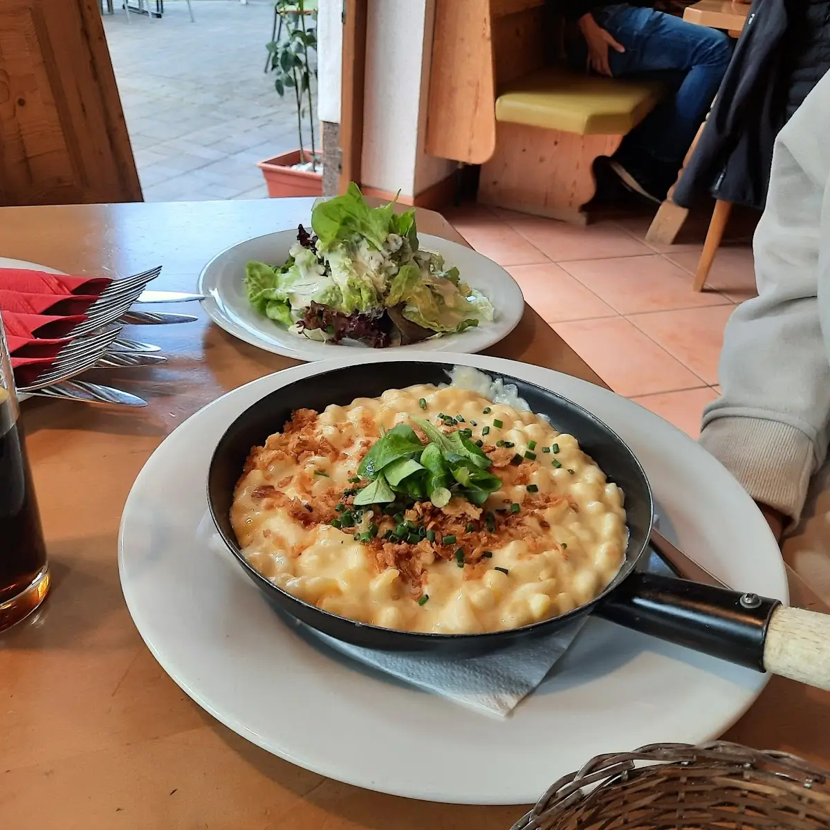 Käsespätzle Und Gemischter Salat