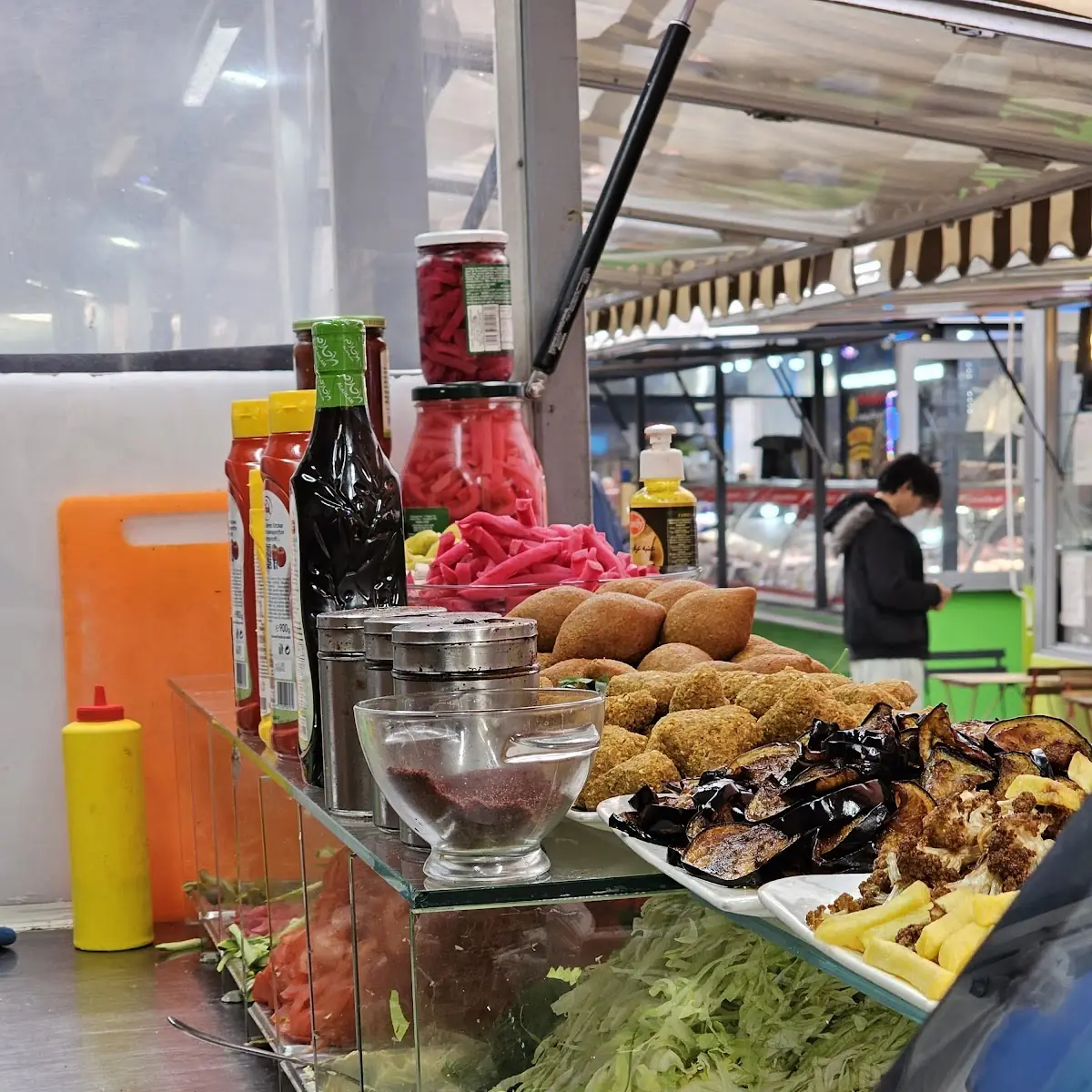 Falafel Und Mit Fleisch Gefülltes Kibbeh