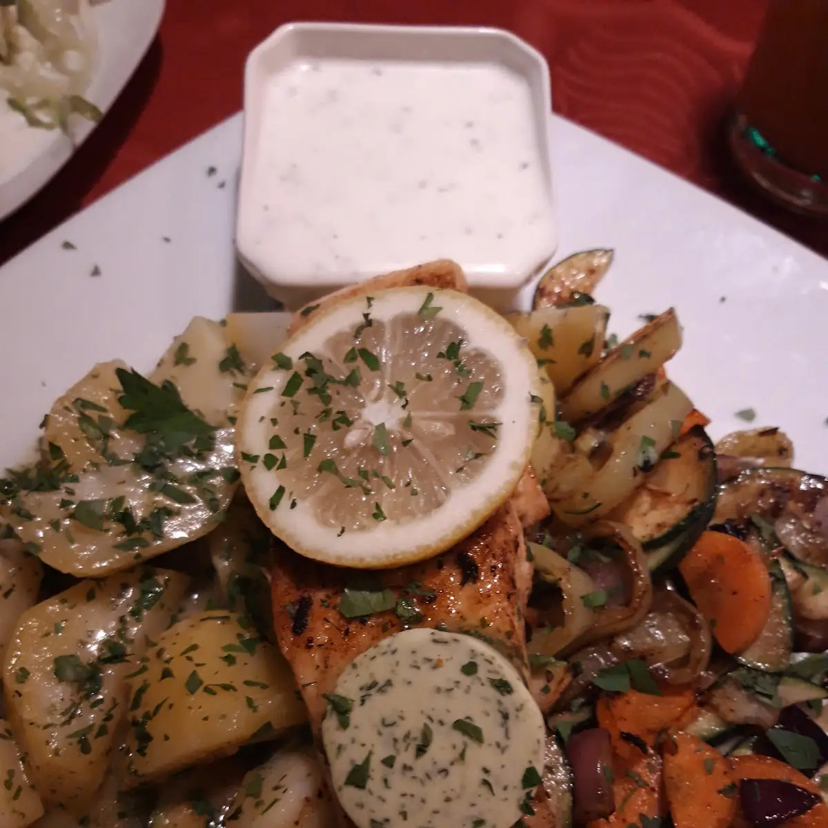 Lachsfilet M Petersilkartoffel U Gemüse