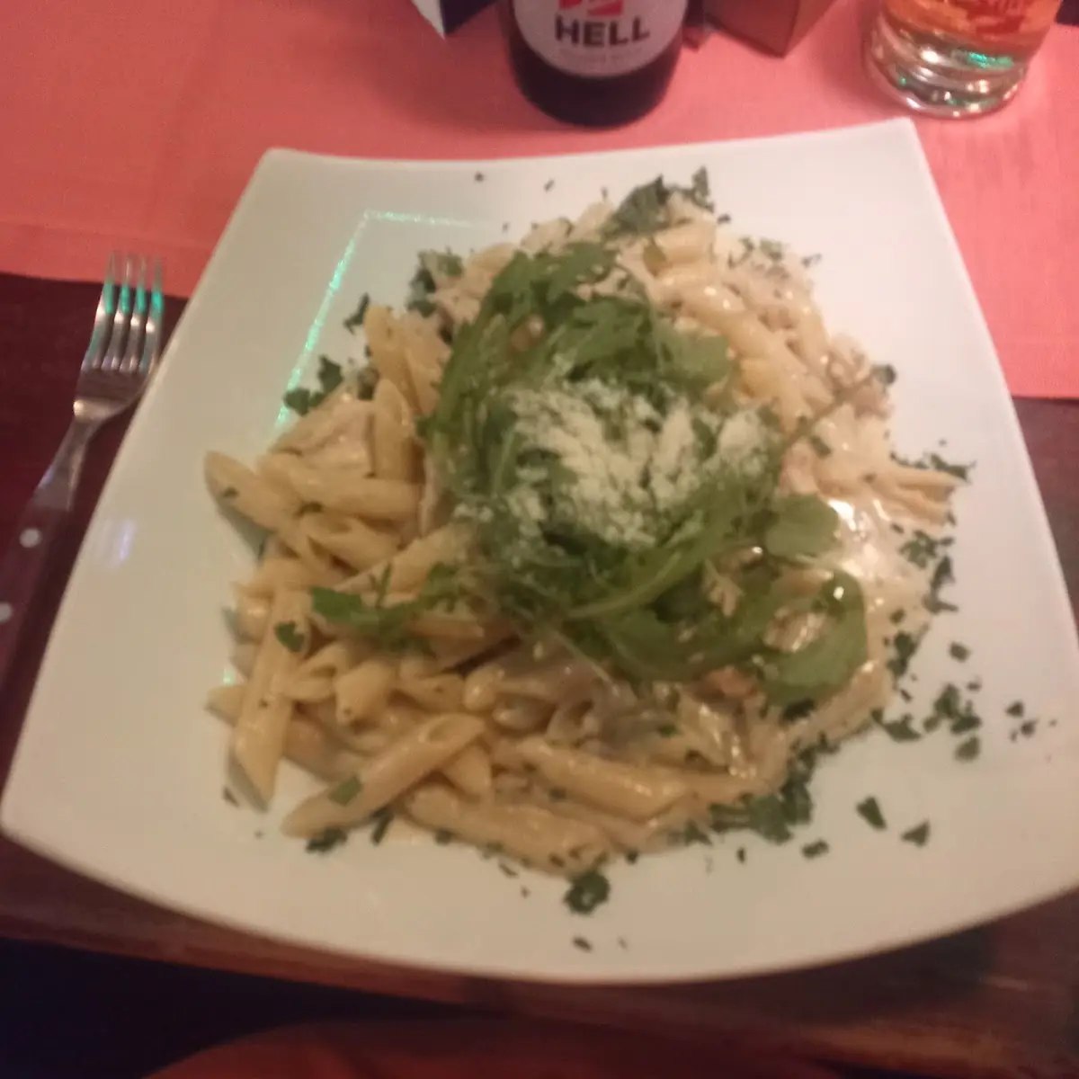 Penne Mit Hähnchen Auf Rucola Salat