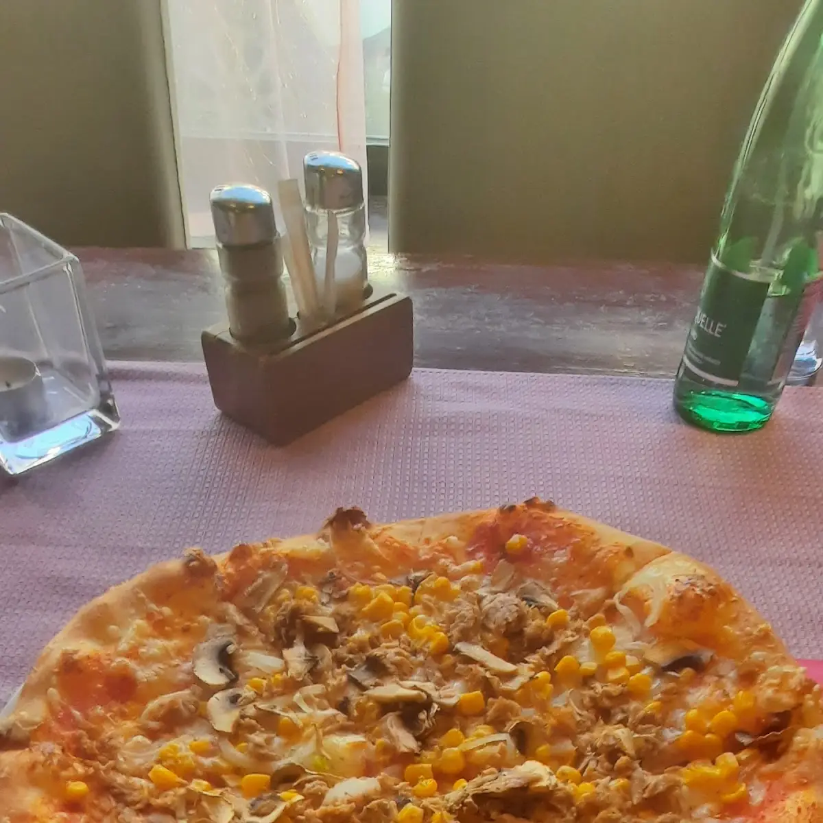 Thunfischpizza Mit Zwiebel Mais Champignons