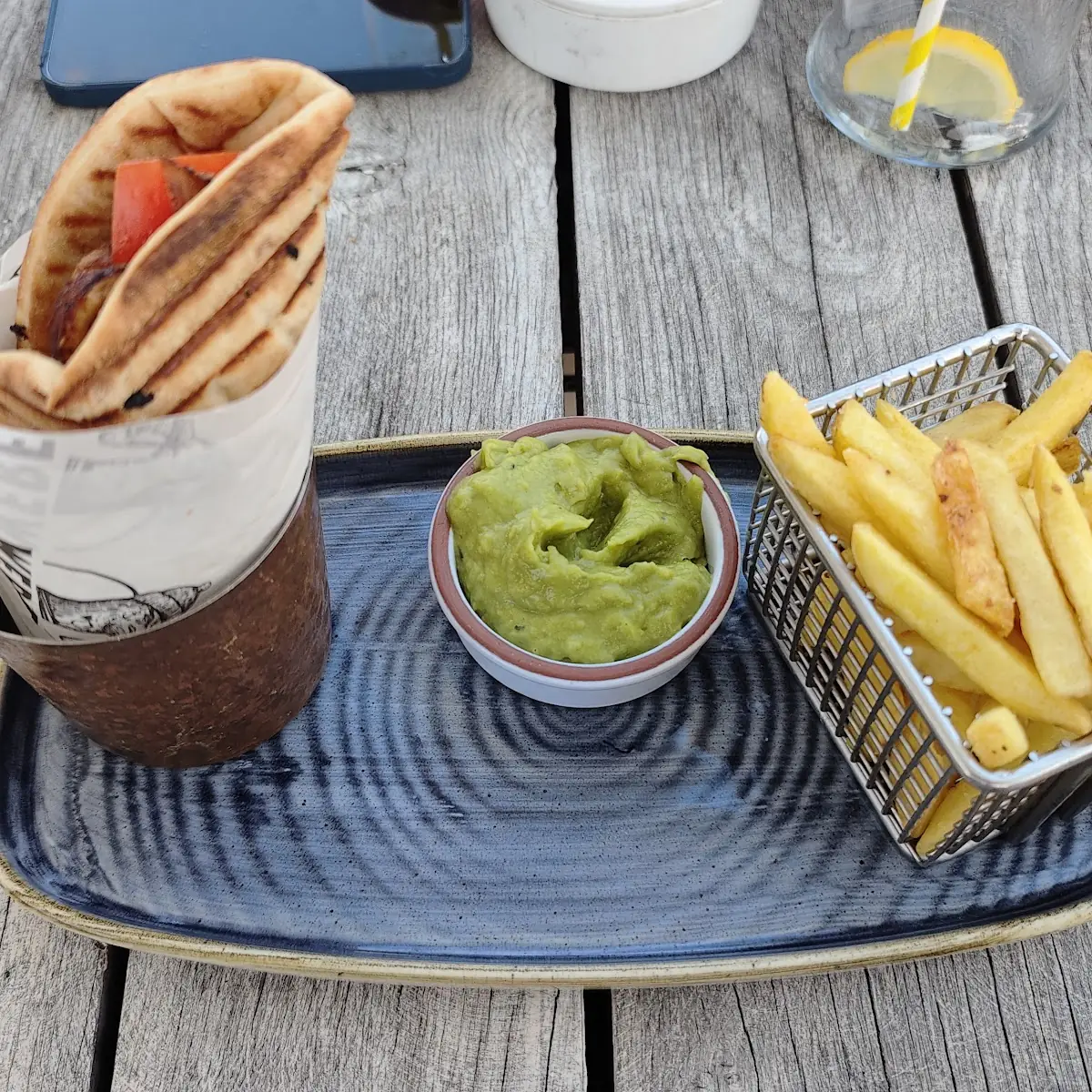 Gyros Pita Mit Skin On Frys Und Guacamole