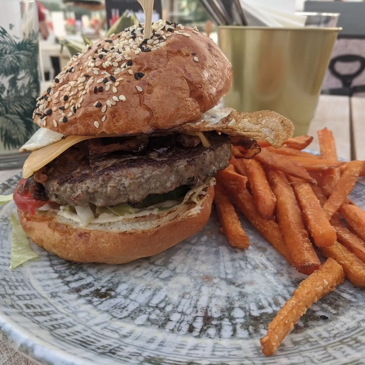 Werftburger Mit Süsskartoffelpommes