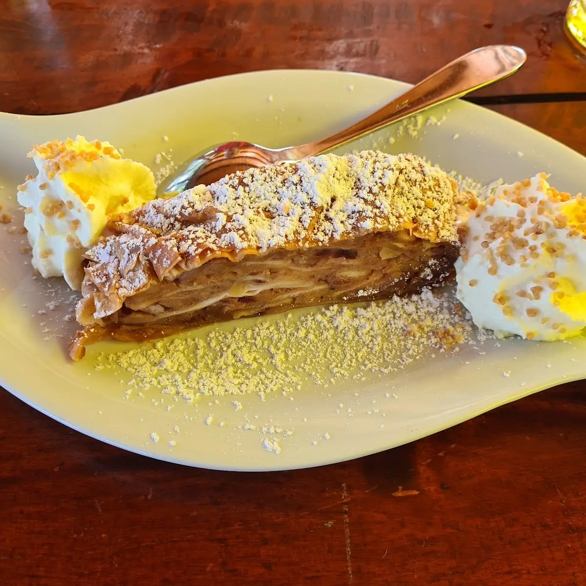 Apfelstrudel Mit Sahne