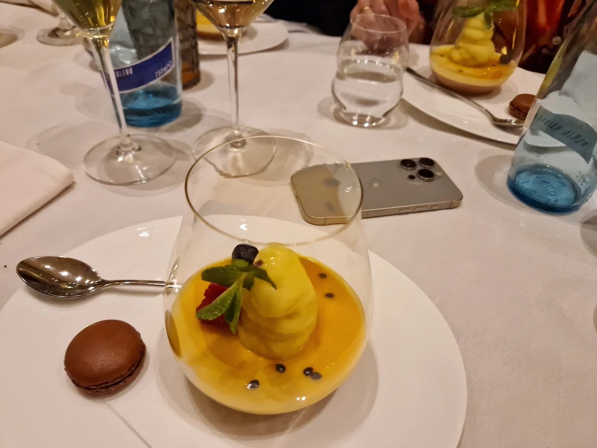 Schokolade-passionsfruchtmousse Mit Kalamansi-sorbet Und Macaron