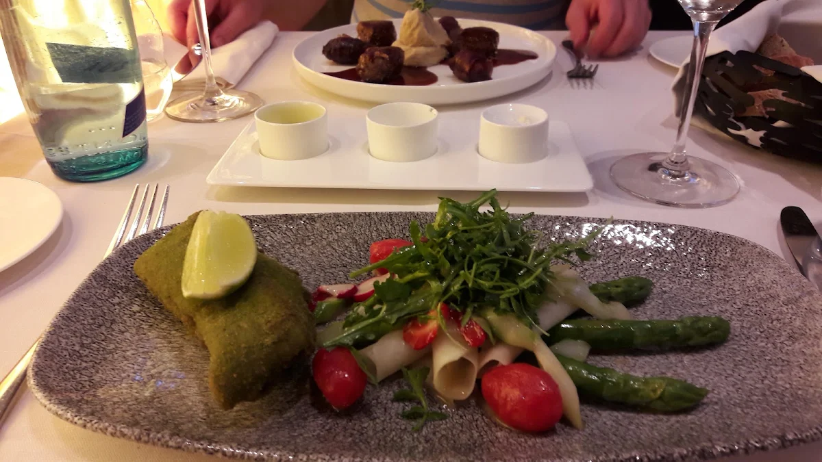 Steinbutt Mit Kirchtomaten-spargel Salat Verfeinert Mit Erdbeeren