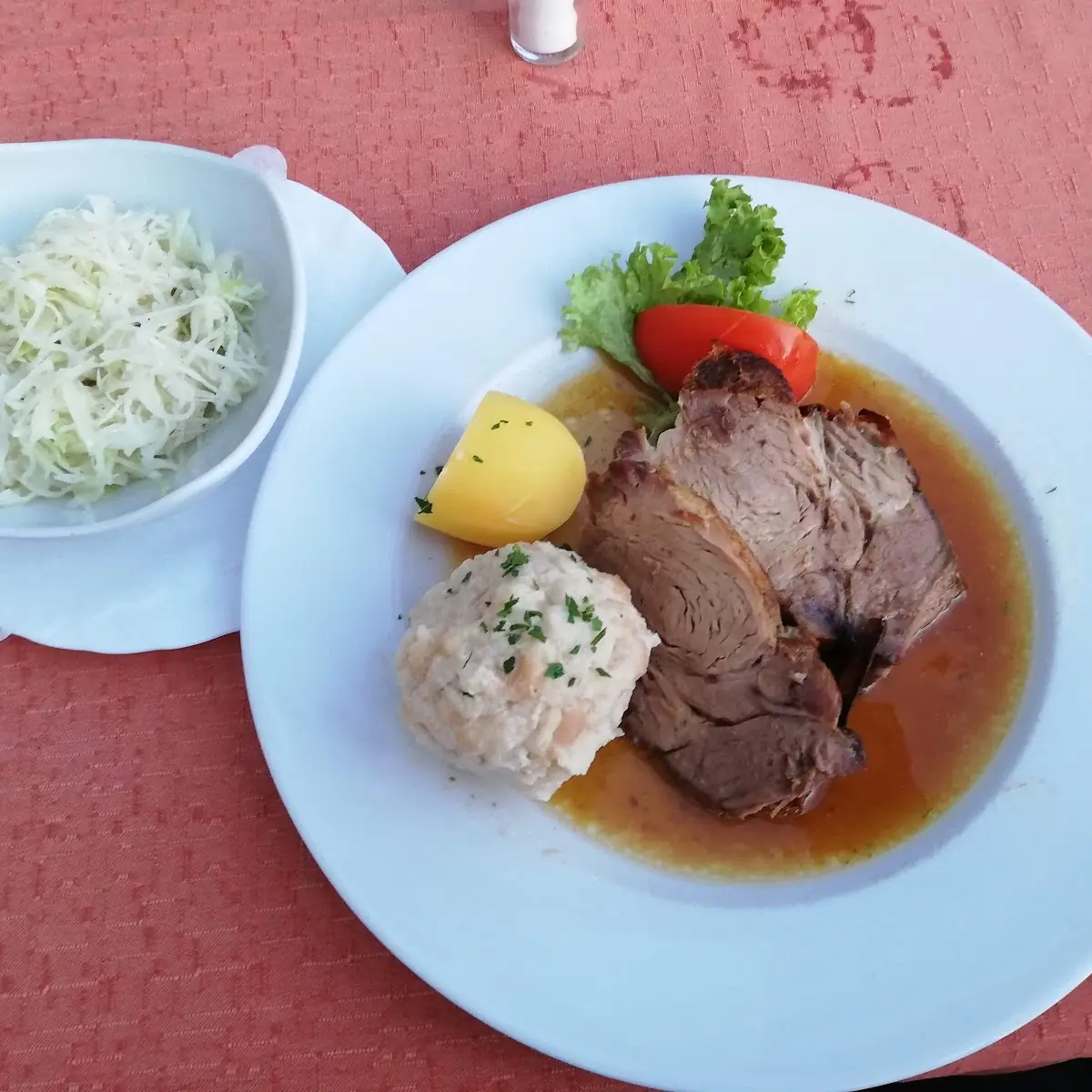 Schweinsbraten Mit Krautsalat Und Semmelknödel