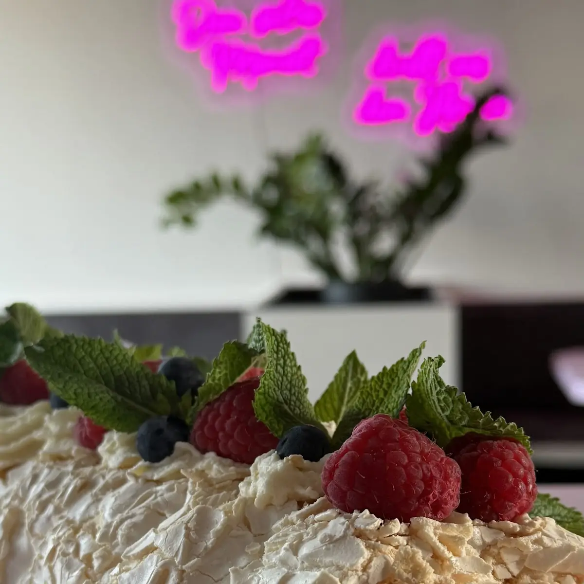 Baiser Roulade Mit Beeren