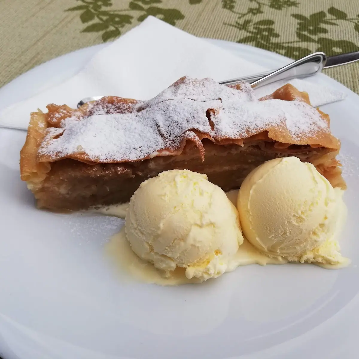 Apfelstrudel Mit Vanilleeis