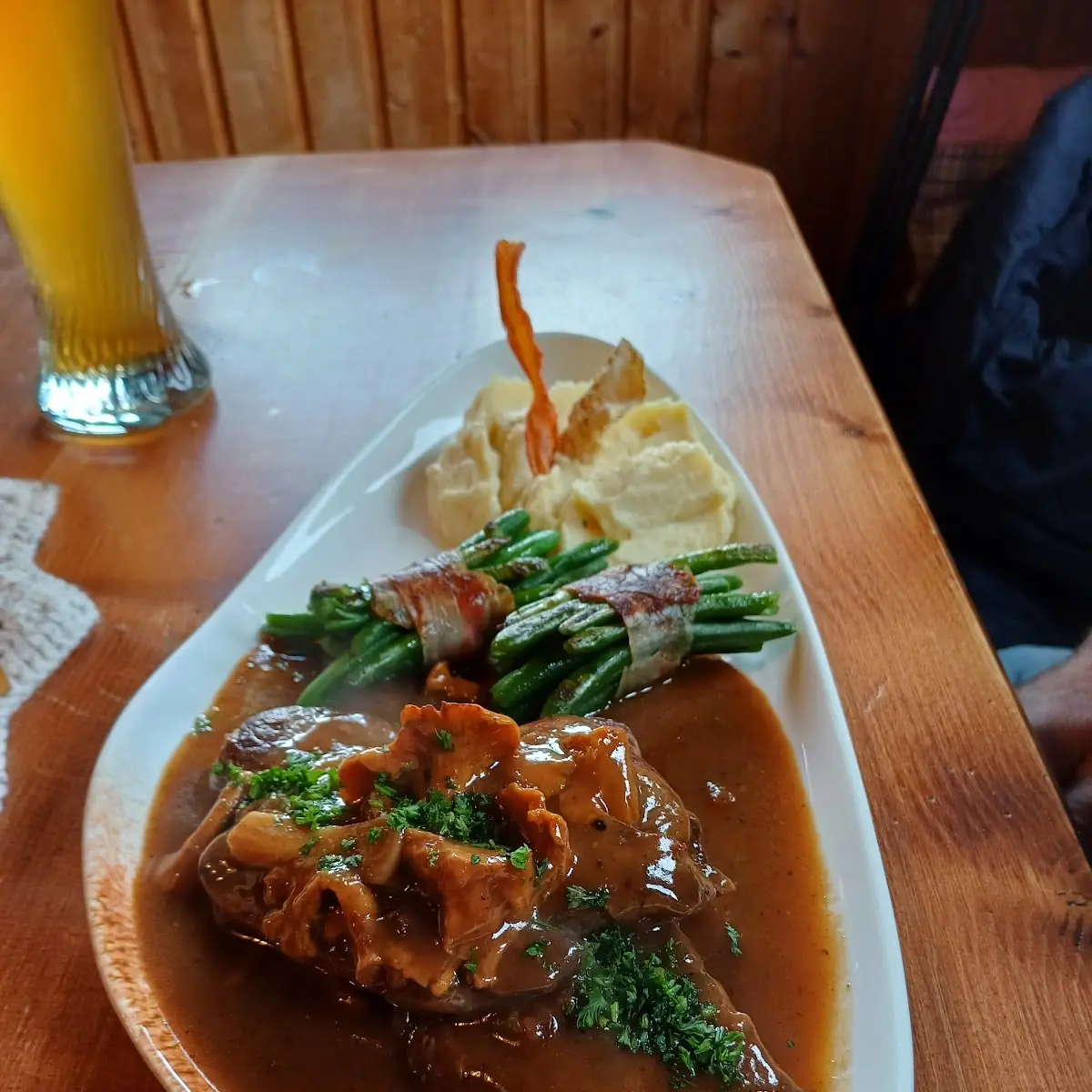 Hirschschnitzel Mit Selleriepürree Und Speckbohnen