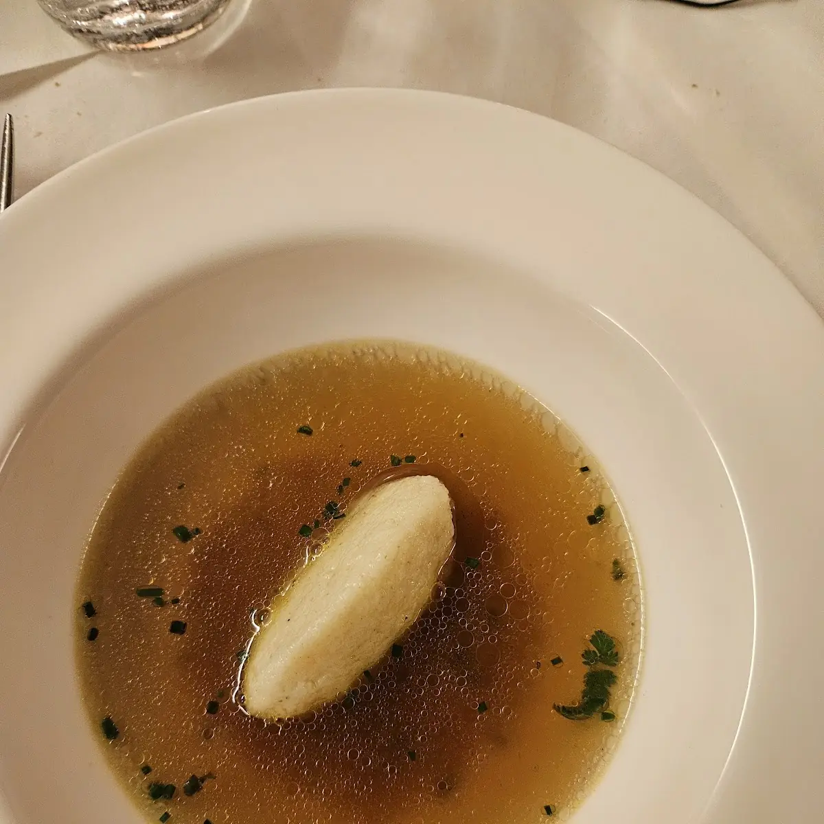 Geklärte Brühe Vom Rind Mit Griessnockerl