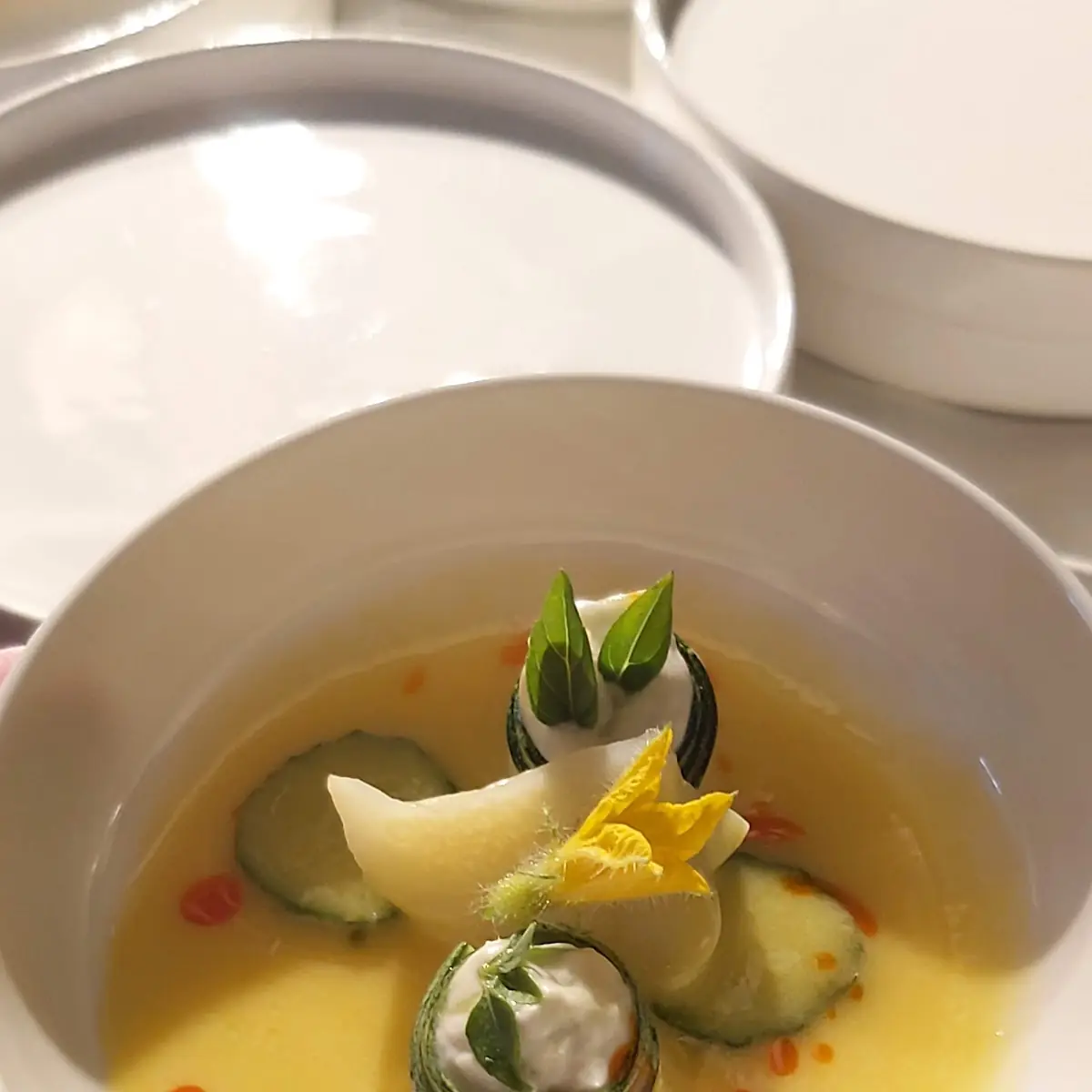 Kürbisgewächs Mit Pecorinocreme In Safranparadeisersud