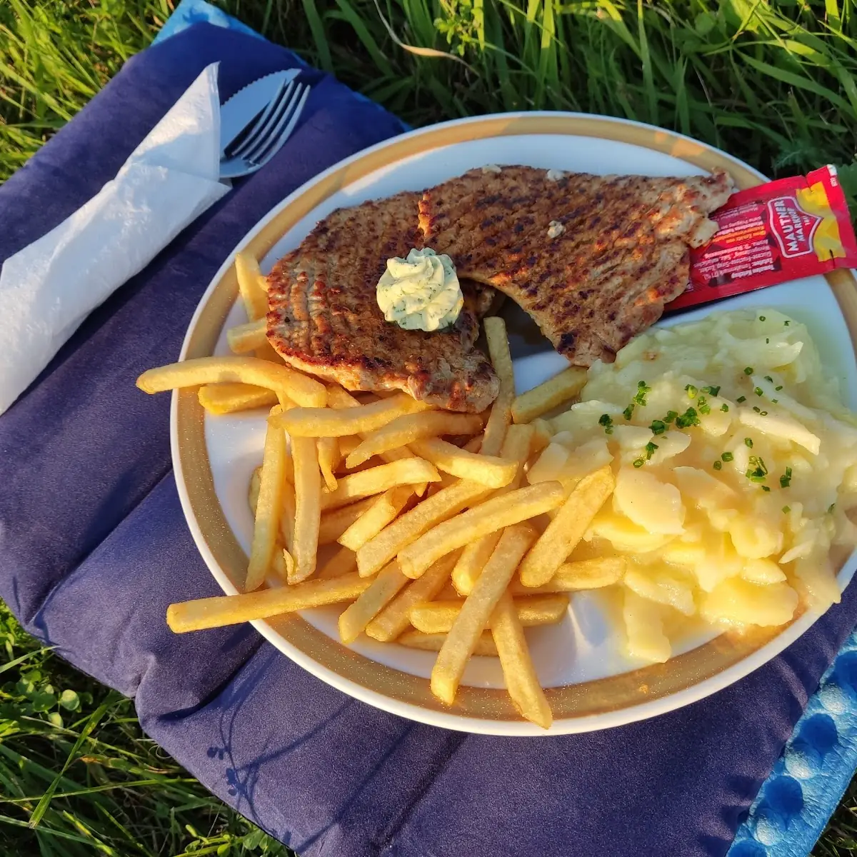 Grillkotelett Mit Kräuterbutter Und Pommes Frites